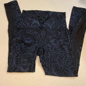 LULULEMON BLACK AND BLUE PATTERN LEGGINGS
